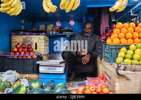 Darjeeling, Bengala Occidentale, India. 22 giugno 2022, venditore sconosciuto di frutta e verdura in un piccolo mercato. Foto Stock