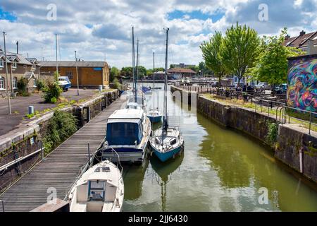 Barche al porto galleggiante di Bristol, Cumberland Basin a Bristol Regno Unito, in una bella giornata estiva. Foto Stock