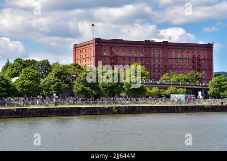 Porto galleggiante di Bristol, Cumberland Basin, Bristol il giorno di Triathlon 12th giugno 2022, che si affaccia sulla zona di transizione per i concorrenti Foto Stock