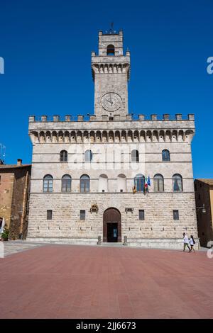 Palazzo Comunale con la sua torre del 15th secolo su Piazza Grande, la piazza principale della cittadina collinare di Montepulciano in Toscana Foto Stock