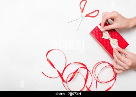 pacchetto festivo con nastro rosso per la celebrazione Foto Stock