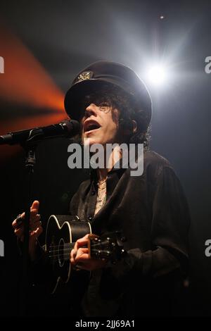 BARCELLONA - GIU 28: LP (Laura Pergolizzi) suona sul palco al Festival Jardins de Pedralbes il 28 giugno 2022 a Barcellona, Spagna. Foto Stock