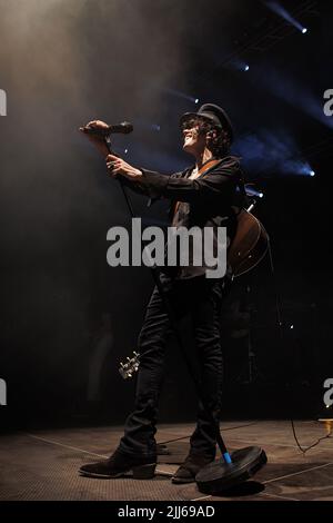 BARCELLONA - GIU 28: LP (Laura Pergolizzi) suona sul palco al Festival Jardins de Pedralbes il 28 giugno 2022 a Barcellona, Spagna. Foto Stock
