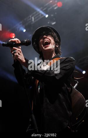 BARCELLONA - GIU 28: LP (Laura Pergolizzi) suona sul palco al Festival Jardins de Pedralbes il 28 giugno 2022 a Barcellona, Spagna. Foto Stock