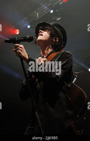 BARCELLONA - GIU 28: LP (Laura Pergolizzi) suona sul palco al Festival Jardins de Pedralbes il 28 giugno 2022 a Barcellona, Spagna. Foto Stock
