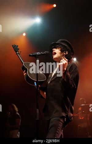 BARCELLONA - GIU 28: LP (Laura Pergolizzi) suona sul palco al Festival Jardins de Pedralbes il 28 giugno 2022 a Barcellona, Spagna. Foto Stock