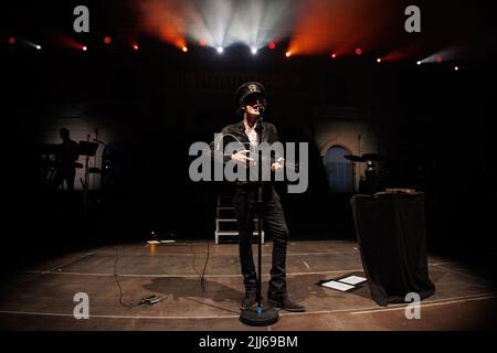 BARCELLONA - GIU 28: LP (Laura Pergolizzi) suona sul palco al Festival Jardins de Pedralbes il 28 giugno 2022 a Barcellona, Spagna. Foto Stock
