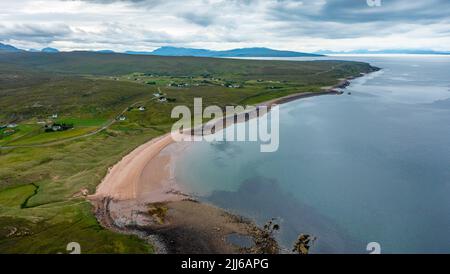 Vista aerea della spiaggia e del villaggio di Opinan a Wester Ross, Scozia, Regno Unito Foto Stock