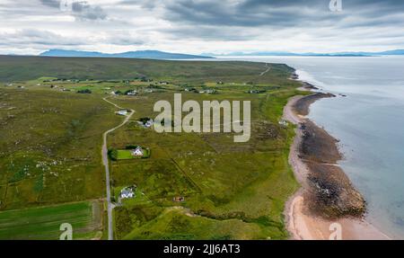 Vista aerea della spiaggia e del villaggio di Opinan a Wester Ross, Scozia, Regno Unito Foto Stock