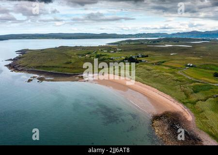 Vista aerea della spiaggia e del villaggio di Opinan a Wester Ross, Scozia, Regno Unito Foto Stock