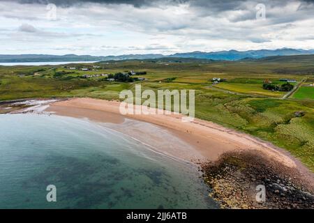 Vista aerea della spiaggia e del villaggio di Opinan a Wester Ross, Scozia, Regno Unito Foto Stock