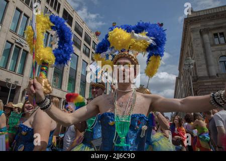 23 luglio 2022, Berlino, Germania: Il 23 luglio 2022 si è svolta a Berlino la celebrazione del Pride di Berlino del 44th, nota anche come Christopher Street Day Berlin o CSD Berlin. Era il primo CSD a Berlino senza restrizioni covidi. La sfilata è iniziata a Leipziger Strasse e ha attraversato Potsdamer Platz, Nollendorfplatz, colonna della Vittoria e si è conclusa alla porta di Brandeburgo, dove il team CSD ha installato un grande palcoscenico. Uniti nell'amore, contro l'odio, la guerra e la discriminazione, è stato il motto del CSD quest'anno. Christopher Street Day è celebrato in tutto il mondo. Il movimento risale agli eventi del giugno 1969, quando New Yor Foto Stock