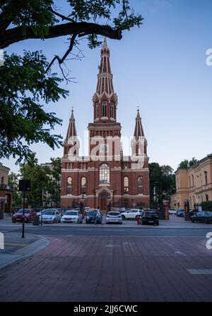 Lodz, Polonia - 08 luglio 2022: Storica chiesa in mattoni rossi nel centro storico di Lodz Foto Stock