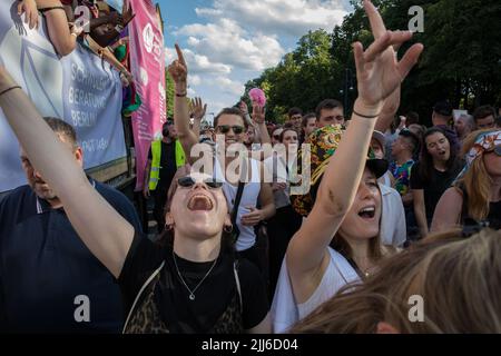 Il 23 luglio 2022 si è svolta a Berlino la Celebrazione del Pride di Berlino del 44th, nota anche come Christopher Street Day Berlin o CSD Berlin. Era il primo CSD a Berlino senza restrizioni covidi. La sfilata è iniziata a Leipziger Strasse e ha attraversato Potsdamer Platz, Nollendorfplatz, colonna della Vittoria e si è conclusa alla porta di Brandeburgo, dove il team CSD ha installato un grande palcoscenico. Uniti nell'amore, contro l'odio, la guerra e la discriminazione, è stato il motto del CSD quest'anno. Christopher Street Day è celebrato in tutto il mondo. Il movimento risale agli eventi del giugno 1969, quando gli ufficiali di polizia di New York hanno assalito un bar Foto Stock