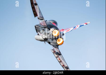 L'esposizione solista di Eurofighter Typhoon 'blackjack' della Royal Air Force che si esibisce al RIAT 2022. Foto Stock