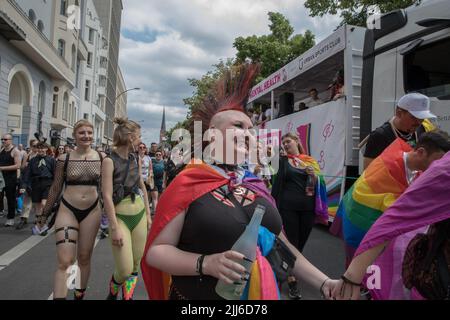 23 luglio 2022, Berlino, Germania: Il 23 luglio 2022 si è svolta a Berlino la celebrazione del Pride di Berlino del 44th, nota anche come Christopher Street Day Berlin o CSD Berlin. Era il primo CSD a Berlino senza restrizioni covidi. La sfilata è iniziata a Leipziger Strasse e ha attraversato Potsdamer Platz, Nollendorfplatz, colonna della Vittoria e si è conclusa alla porta di Brandeburgo, dove il team CSD ha installato un grande palcoscenico. Uniti nell'amore, contro l'odio, la guerra e la discriminazione, è stato il motto del CSD quest'anno. Christopher Street Day è celebrato in tutto il mondo. Il movimento risale agli eventi del giugno 1969, quando New Yor Foto Stock