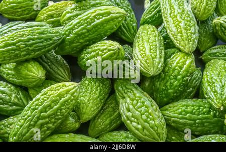 Primo piano di zucche amare su una bancarella di verdure Foto Stock