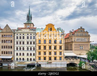 Praga, Repubblica Ceca - Giugno 2022: Vista dal ponte di Charle con il Museo Bedrich Smetana e il ristorante Klub Lavka Foto Stock