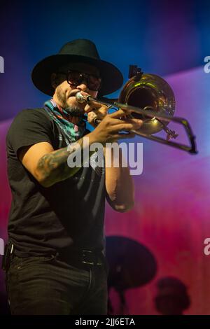 Denis Silveira suona il suo trombone durante il concerto della band rock No te va a Gustar a Corrientes, Capital. Foto Stock