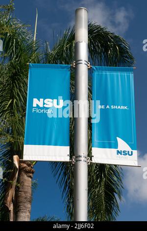 DAVIE, FL, USA - 1 LUGLIO 2022: Bandiera del campus e banner sul campus della Nova Southeastern University. Foto Stock
