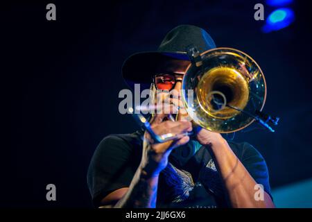 Denis Silveira suona il suo trombone durante il concerto della band rock No te va a Gustar a Corrientes, Capital. Foto Stock