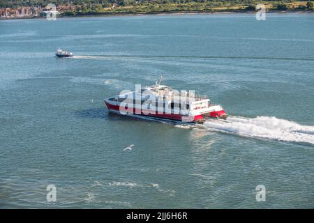 MV Red Jet 4 è un traghetto per catamarano passeggeri gestito da Red Funnel sulla loro rotta da Southampton a Cowes sull'isola di Wight. Foto Stock