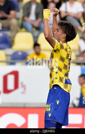 Daichi Hayashi di STVV festeggia dopo aver segnato durante una partita di calcio tra Sint-Truidense VV e Royale Union Saint-Gilloise, sabato 23 luglio 2022 a Sint-Truiden, il giorno 1 della prima divisione del campionato belga 'Jupiler Pro League' 2022-2023. BELGA FOTO JOHAN EYCKENS Foto Stock