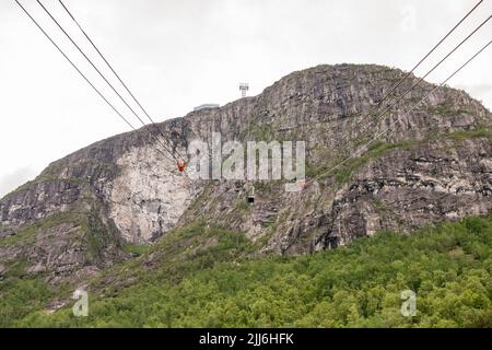 Il Loen Skylift è un tram aereo a Loen in Stryn. La funivia sale per 1.011 metri fino alla cima del monte Hoven, sopra il Nordfjord, Norvegia. Foto Stock