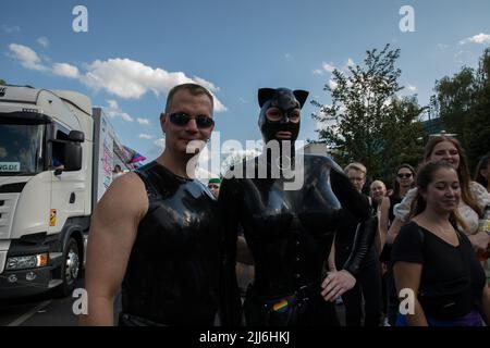 23 luglio 2022, Berlino, Germania: Il 23 luglio 2022 si è svolta a Berlino la celebrazione del Pride di Berlino del 44th, nota anche come Christopher Street Day Berlin o CSD Berlin. Era il primo CSD a Berlino senza restrizioni covidi. La sfilata è iniziata a Leipziger Strasse e ha attraversato Potsdamer Platz, Nollendorfplatz, colonna della Vittoria e si è conclusa alla porta di Brandeburgo, dove il team CSD ha installato un grande palcoscenico. Uniti nell'amore, contro l'odio, la guerra e la discriminazione, è stato il motto del CSD quest'anno. Christopher Street Day è celebrato in tutto il mondo. Il movimento risale agli eventi del giugno 1969, quando New Yor Foto Stock