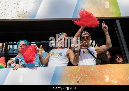 23 luglio 2022, Berlino, Germania: Il 23 luglio 2022 si è svolta a Berlino la celebrazione del Pride di Berlino del 44th, nota anche come Christopher Street Day Berlin o CSD Berlin. Era il primo CSD a Berlino senza restrizioni covidi. La sfilata è iniziata a Leipziger Strasse e ha attraversato Potsdamer Platz, Nollendorfplatz, colonna della Vittoria e si è conclusa alla porta di Brandeburgo, dove il team CSD ha installato un grande palcoscenico. Uniti nell'amore, contro l'odio, la guerra e la discriminazione, è stato il motto del CSD quest'anno. Christopher Street Day è celebrato in tutto il mondo. Il movimento risale agli eventi del giugno 1969, quando New Yor Foto Stock