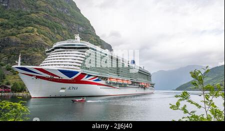 La nave da crociera P&o MS Iona è ormeggiata nella città norvegese di Flam End di Aurlandsfjord. Foto Stock