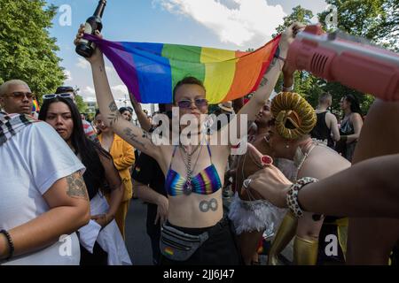 23 luglio 2022, Berlino, Germania: Il 23 luglio 2022 si è svolta a Berlino la celebrazione del Pride di Berlino del 44th, nota anche come Christopher Street Day Berlin o CSD Berlin. Era il primo CSD a Berlino senza restrizioni covidi. La sfilata è iniziata a Leipziger Strasse e ha attraversato Potsdamer Platz, Nollendorfplatz, colonna della Vittoria e si è conclusa alla porta di Brandeburgo, dove il team CSD ha installato un grande palcoscenico. Uniti nell'amore, contro l'odio, la guerra e la discriminazione, è stato il motto del CSD quest'anno. Christopher Street Day è celebrato in tutto il mondo. Il movimento risale agli eventi del giugno 1969, quando New Yor Foto Stock