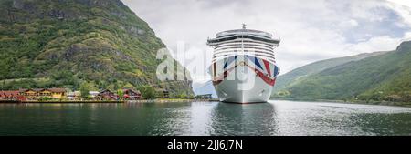 La nave da crociera P&o MS Iona è ormeggiata nella città norvegese di Flam End di Aurlandsfjord. Foto Stock