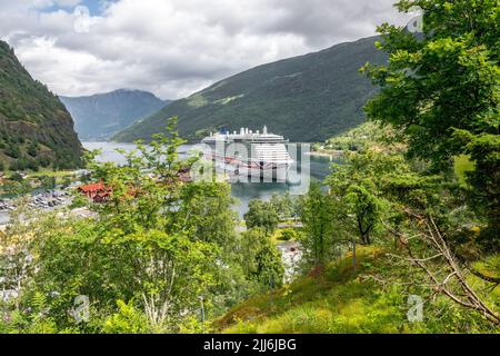 La nave da crociera P&o MS Iona è ormeggiata nella città norvegese di Flam End di Aurlandsfjord. Foto Stock