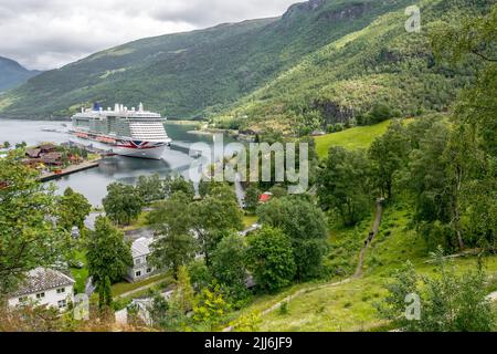 La nave da crociera P&o MS Iona è ormeggiata nella città norvegese di Flam End di Aurlandsfjord. Foto Stock