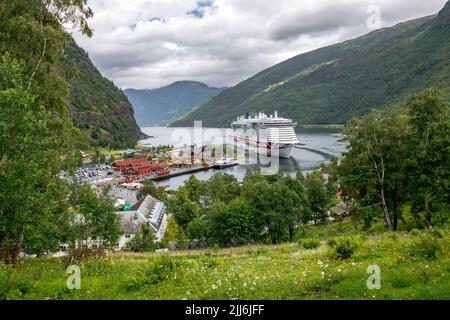 La nave da crociera P&o MS Iona è ormeggiata nella città norvegese di Flam End di Aurlandsfjord. Foto Stock