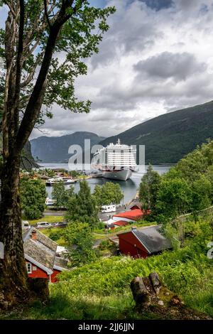 La nave da crociera P&o MS Iona è ormeggiata nella città norvegese di Flam End di Aurlandsfjord. Foto Stock