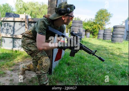 Lviv, Ucraina. 23rd luglio 2022. Ucraino civile utilizza un laser tag arma durante l'addestramento tattico per imparare le abilità militari in un club paintball in mezzo all'invasione russa. La Russia ha invaso l'Ucraina il 24 febbraio 2022, scatenando il più grande attacco militare in Europa dalla seconda guerra mondiale (Foto di Mykola TYS/SOPA Images/Sipa USA) Credit: Sipa USA/Alamy Live News Foto Stock