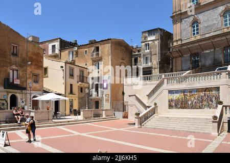 La pittura murale storica in una piazza a Caltagirone, Sicilia, Italia. Foto Stock