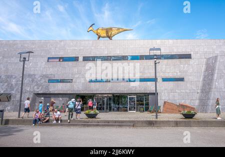 Norwegian Petroleum Museum, nel centro di Stavanger, Norvegia, mostra di dinosauri “testimoning oil”. Foto Stock