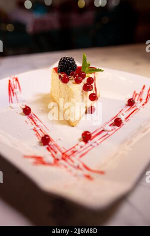 Cheesecake New York fresca su un piatto bianco con frutti di bosco. Dessert servito in una foto ristorante cibo. Foto Stock