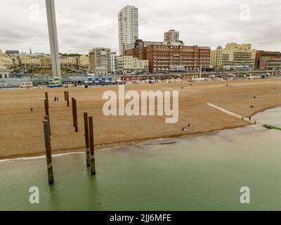 Scena estiva a Brighton Beach UK Foto Stock