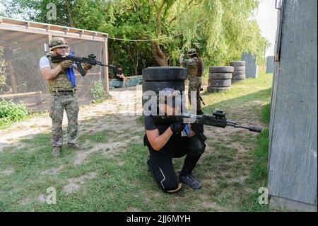 Lviv, Ucraina. 23rd luglio 2022. I civili ucraini che usano armi laser tag prendono parte ad un addestramento tattico per imparare le abilità militari in un club di paintball in mezzo all'invasione russa. La Russia ha invaso l'Ucraina il 24 febbraio 2022, scatenando il più grande attacco militare in Europa dalla seconda guerra mondiale (Credit Image: © Mykola TYS/SOPA Images via ZUMA Press Wire) Foto Stock