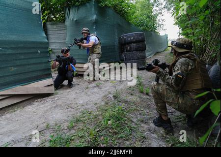 Lviv, Ucraina. 23rd luglio 2022. I civili ucraini che usano armi laser tag prendono parte ad un addestramento tattico per imparare le abilità militari in un club di paintball in mezzo all'invasione russa. La Russia ha invaso l'Ucraina il 24 febbraio 2022, scatenando il più grande attacco militare in Europa dalla seconda guerra mondiale (Credit Image: © Mykola TYS/SOPA Images via ZUMA Press Wire) Foto Stock