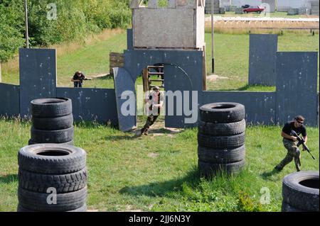 Lviv, Ucraina. 23rd luglio 2022. I civili ucraini che usano armi laser tag prendono parte ad un addestramento tattico per imparare le abilità militari in un club di paintball in mezzo all'invasione russa. La Russia ha invaso l'Ucraina il 24 febbraio 2022, scatenando il più grande attacco militare in Europa dalla seconda guerra mondiale (Credit Image: © Mykola TYS/SOPA Images via ZUMA Press Wire) Foto Stock