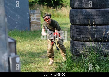 Lviv, Ucraina. 23rd luglio 2022. Ucraino civile utilizza un laser tag arma durante l'addestramento tattico per imparare le abilità militari in un club paintball in mezzo all'invasione russa. La Russia ha invaso l'Ucraina il 24 febbraio 2022, scatenando il più grande attacco militare in Europa dalla seconda guerra mondiale (Credit Image: © Mykola TYS/SOPA Images via ZUMA Press Wire) Foto Stock