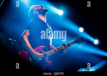 No te va a Gustar, chitarrista Pablo Coniberti, suona durante un concerto a Corrientes, capitale. Foto Stock