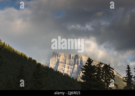Moody, suggestiva vista del paesaggio con luce drammatica sulla vetta del Monte Rundle al Parco Nazionale di Banff nelle Montagne Rocciose di Alberta, Canada. Foto Stock