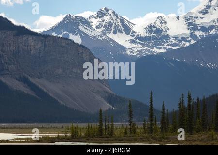 Vista panoramica e pittoresca del paesaggio del ghiacciaio di montagna lungo l'Icefields Parkway tra Banff e Jasper National Park, Alberta, Canada. Foto Stock