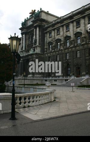 Una foto verticale del Weltmuseum Wien (Museo Etnologico) a Vienna, Austria Foto Stock